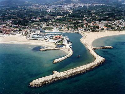 Salidas de pesca deportiva en Barco en Oliva desde sus playas y espigones