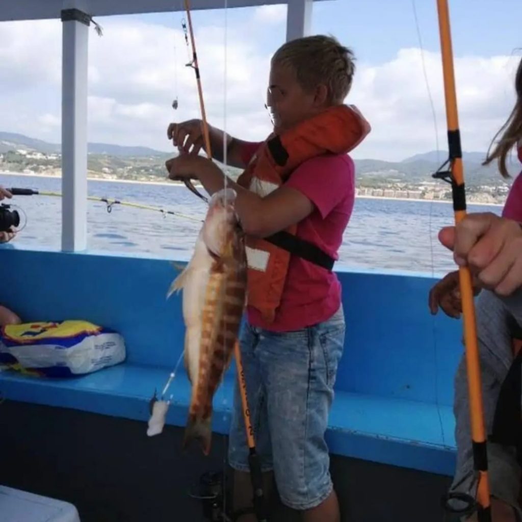 Captura de pesca desde embarcación Arenys de Mar - Charter Excursiones y Salidas de Pesca en Barco en Arenys de Mar dede su puerto deportivo