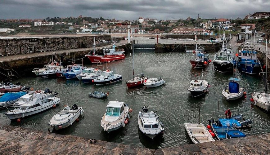 Charter Excursiones y Salidas de pesca en barco en Comillas Cantabria, pesca deportiva desde el puerto de Comillas Cantabria y sus ciudades y playas